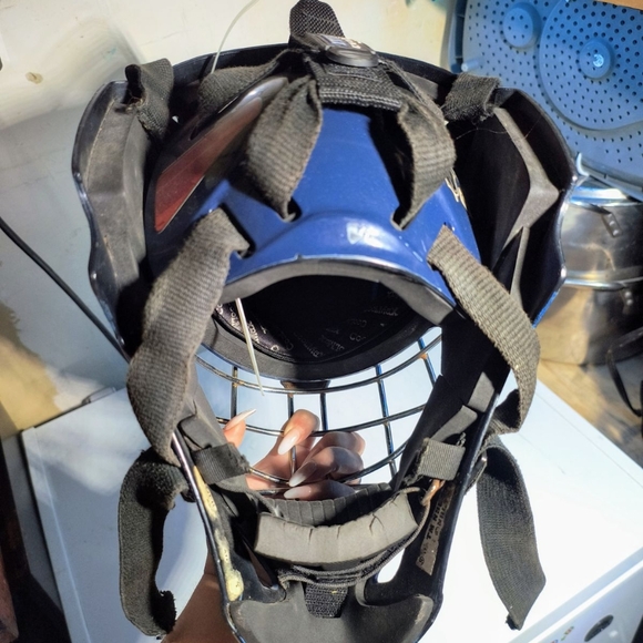 Toronto Maple Leafs goalie mask - Picture 4 of 4